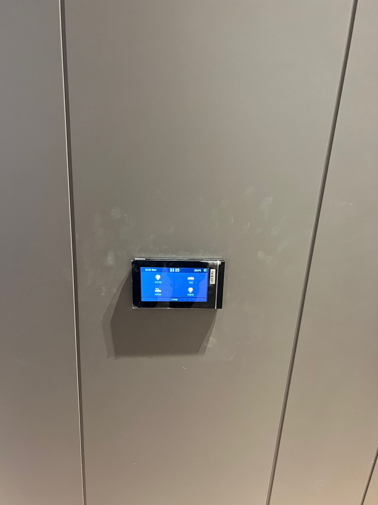 מסך שליטה KNX של סימנס בבית חכם של i-feel — תאורה, מיזוג ותרחישים