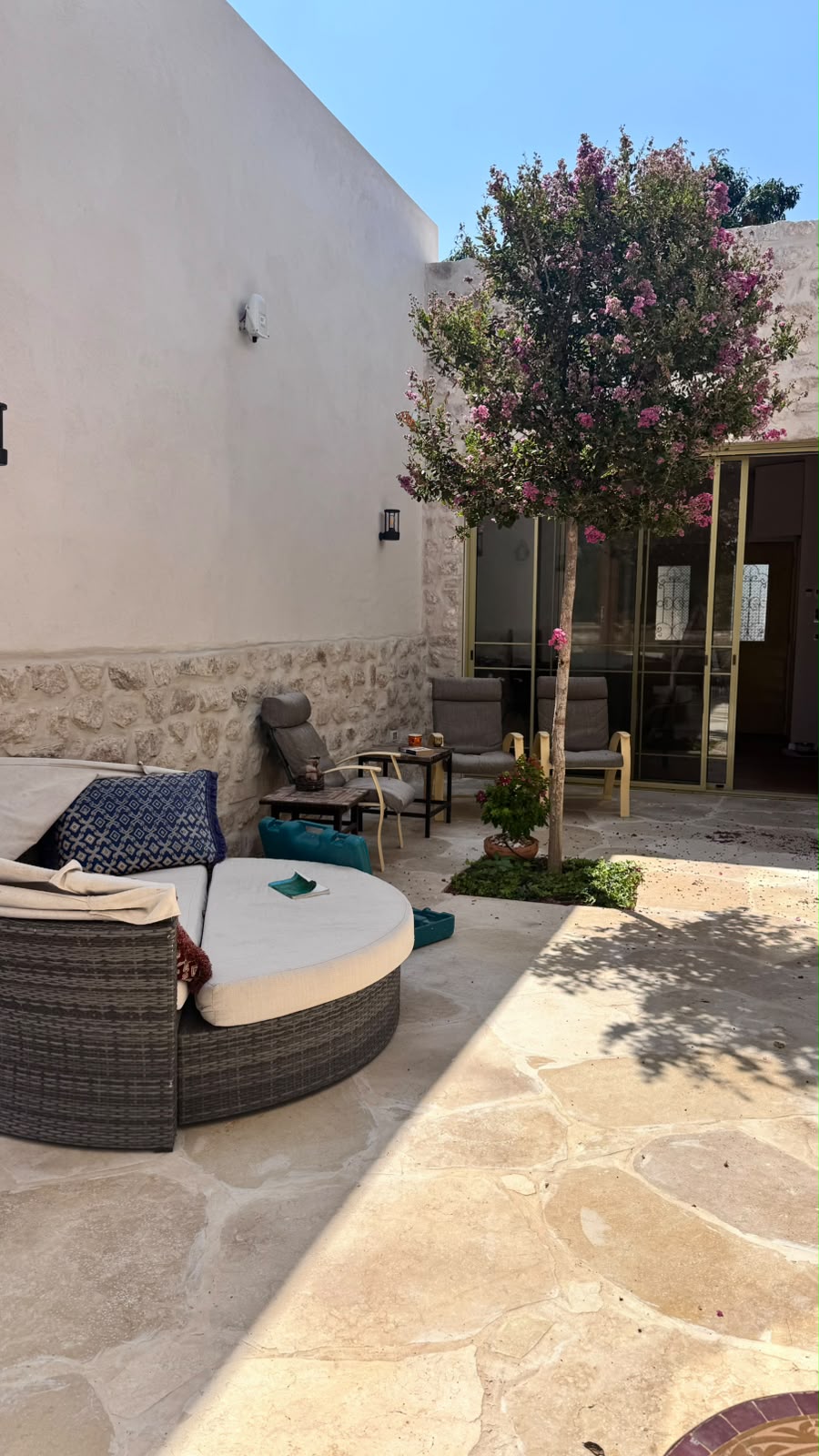 נקודת גישה חיצונית Aruba AP27 לתקשורת WiFi 6 רחבת פס בחצר בית פרטי