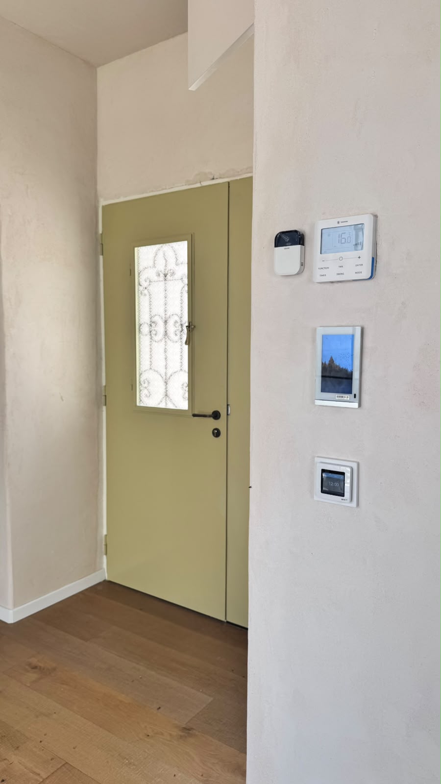 בקר מיזוג, מסך מגע ומפסק KNX