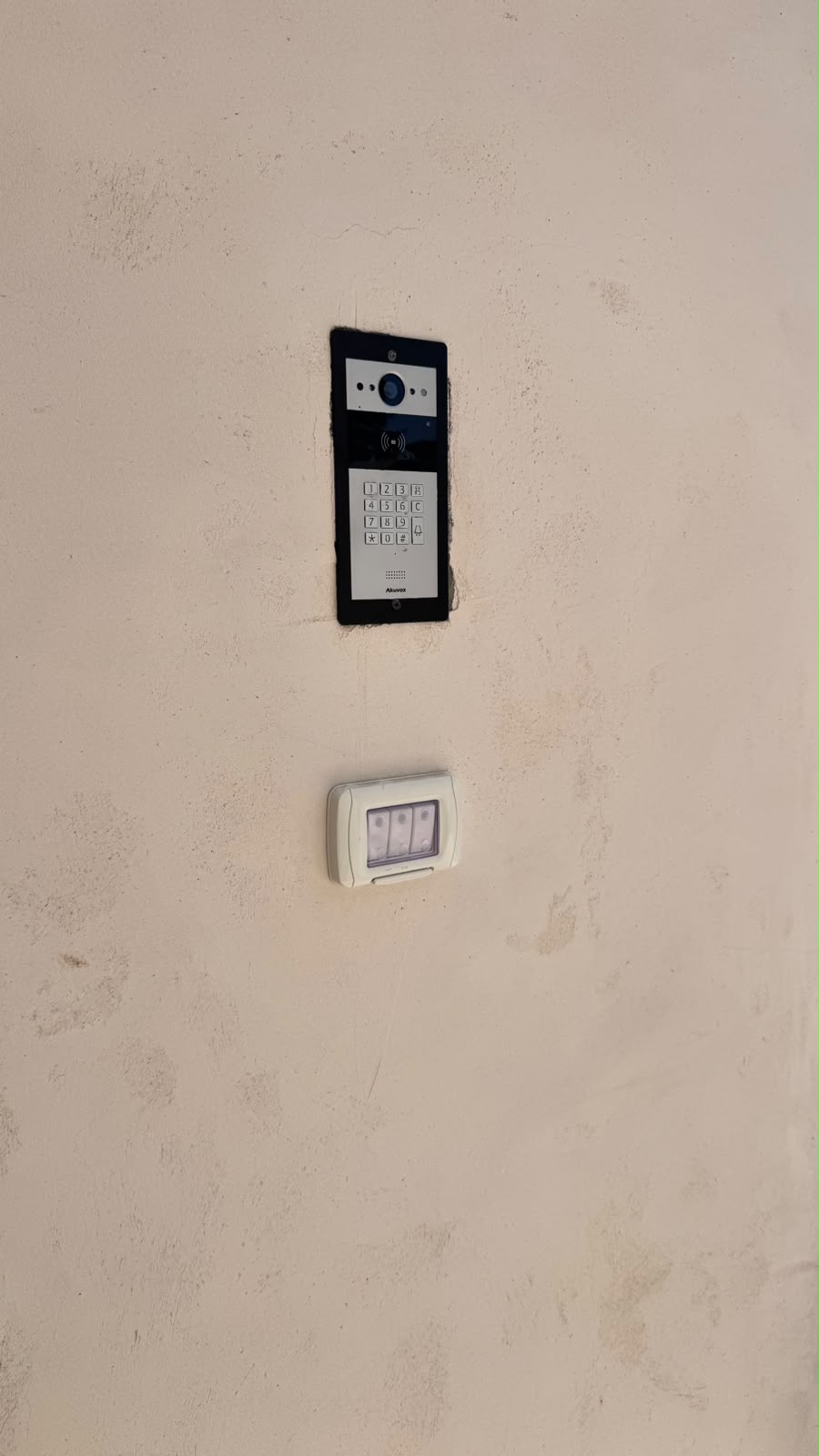 אינטרקום IP של Akuvox עם קודן וקורא קרבה