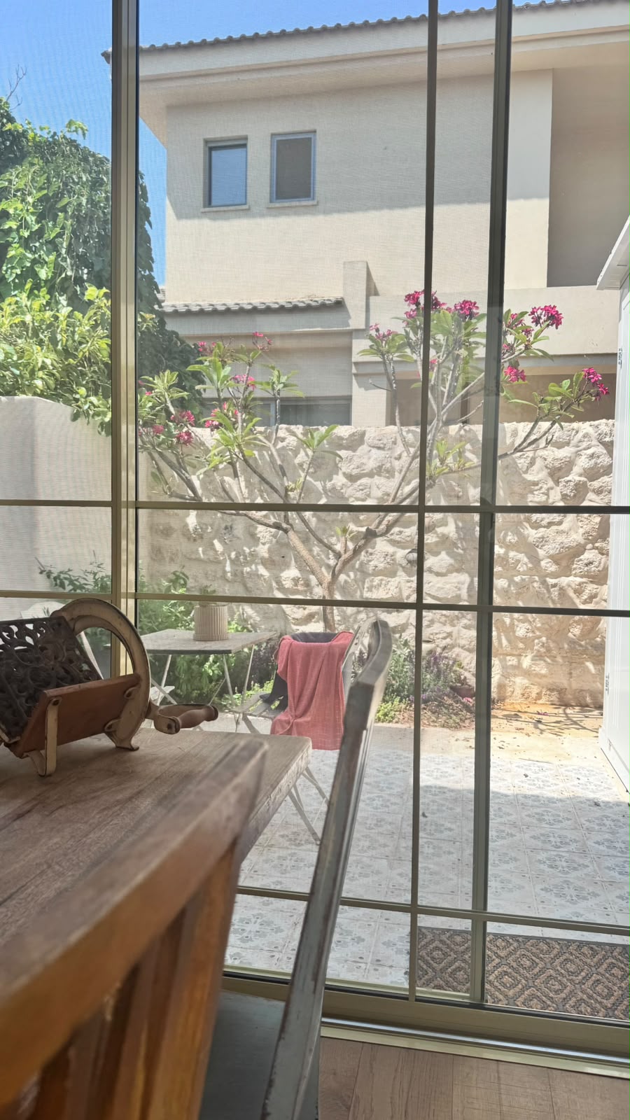 ויטרינה עם הצללה ממונעת ומדויקת בשליטת KNX