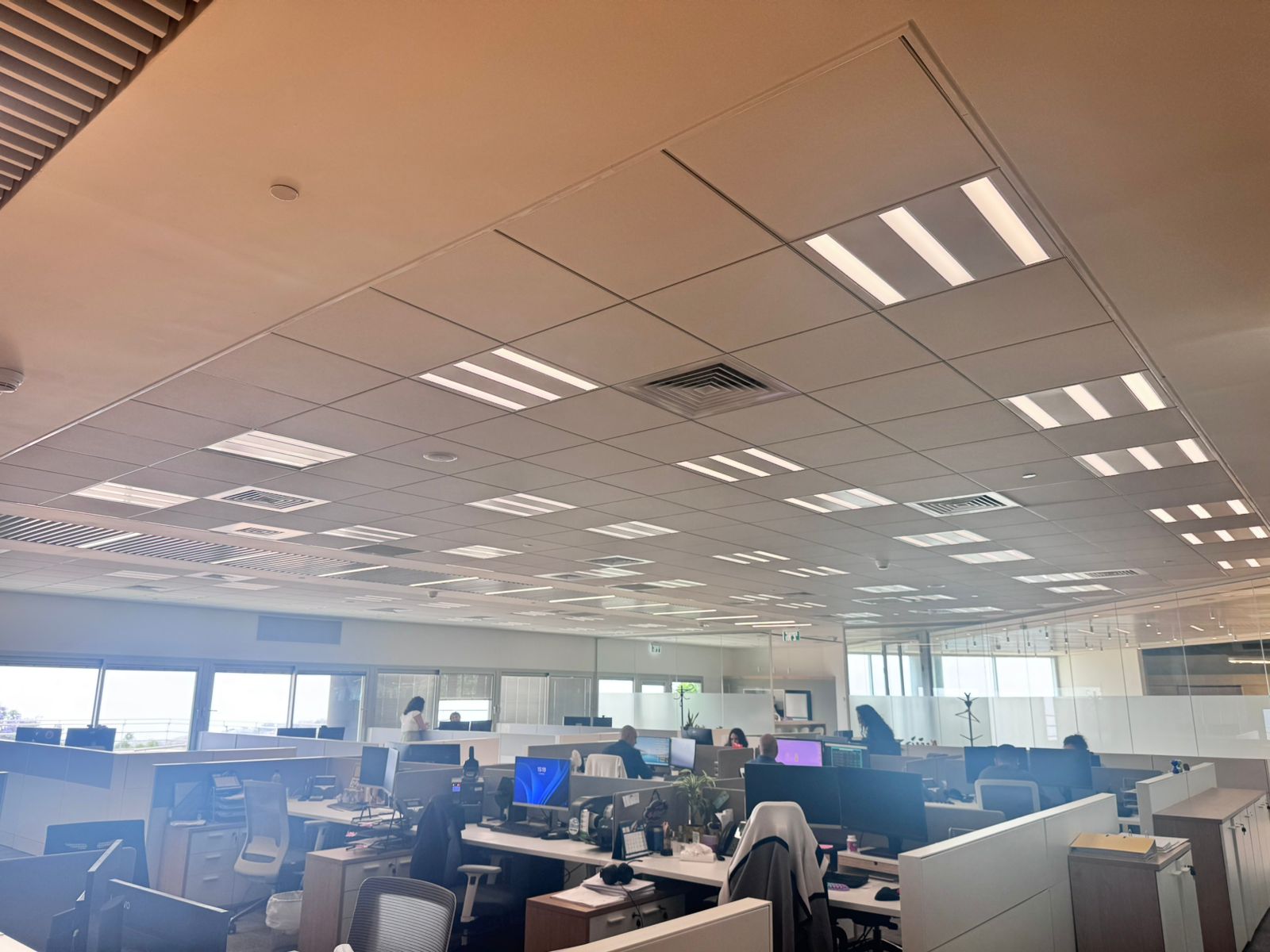 אזור משרדים בבניין ISCAR עם גופי תאורה הנשלטים במערכת DALI